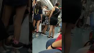 Carteristas intentan robar en el metro de Barcelona [upl. by Anatnas]