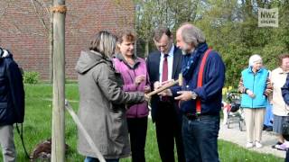 Krimiautor KlausPeter Wolf pflanzt Baum im Garten der Generationen in Hooksiel [upl. by Shuler]