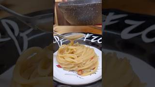 SPAGHETTI AGLIO OLIO E PEPERONCINO IN 10 MINUTI ricetta aglioolio food [upl. by Lladnor]