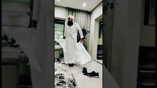 Mufti Menk shows you a simple way to wear your IHRAAM No belts no pins no knots [upl. by Dash]