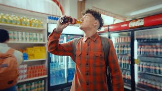 CocaCola dévoile sa nouvelle pub télé  Ouvre un CocaCola [upl. by Llaccm]