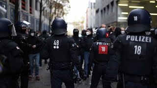 Eskalation in Frankfurt Polizei löst „Querdenker“Demo auf [upl. by Kolk652]