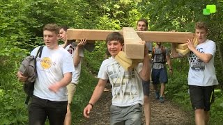 Schüler tragen selbstgebautes Kreuz auf den Schnappenberg [upl. by Monafo]