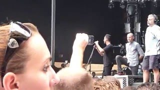 Linkin Park helps fan during Points Of Authority  Sydney Soundwave 2013 [upl. by Sidonia925]