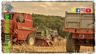 🌾 Moisson dun autre temps  OLD TRACTORS AT WORK   IH 933  1055XL amp John Deere 550 🚜😯 [upl. by Sherill]