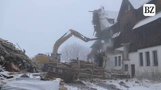 Bagger reißt Schwarzwälder Traditionshotel Luisenhof nieder [upl. by Korwun]