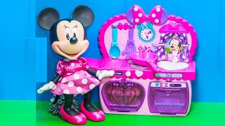 Exploring the Minnie Mouse Bowtastic Kitchen play set [upl. by Nythsa]