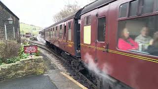 Black 5 44932 at Oakworth [upl. by Akselaw]