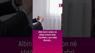 Albin Kurti i shkon në shtëpi artistit Sabri Fejzullahu i çon edhe dhurata [upl. by Attaynik]