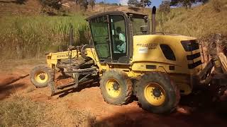 New Holland RG140B motoniveladora melhorando estrada [upl. by Natelson678]