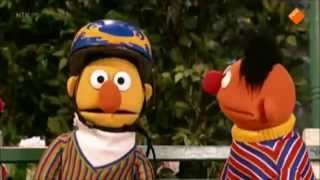 Bert en Ernie bert moet een helm op [upl. by Nywnorb681]