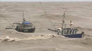 Video increible 2 barcos de pesca en mares extremadamente agitados [upl. by Yhcir]