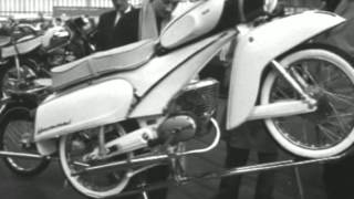 1961 TweewielerRAI te Amsterdam  met oudeantieke bromfietsen scooters en motorfietsenmotoren [upl. by Loraine388]