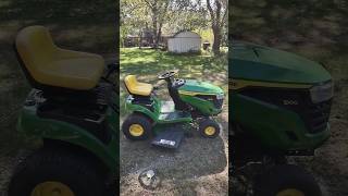 DAT DERE IS A GOOD GOT DAM JohnDeere RIGHT DERE 🗣️👉🚜💨😂 lawnmower johndeere cutgrass hankhill [upl. by Aihsal]