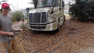 Pressure Washing Getting FreightLiner ready to sell [upl. by Nezah561]