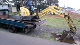 YANMAR MINI EXCAVATOR VIO20  digger loading [upl. by Amapuna]