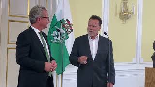 Arnold Schwarzenegger zu Besuch in Graz [upl. by Afatsum]