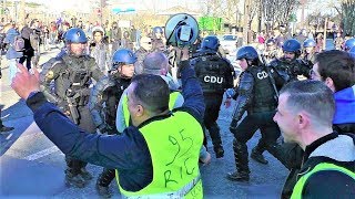 Tensions sur le Pont de lAlma lors du passage des Gilets jaunes  Acte 15  23 février 2019 [upl. by Iramo]