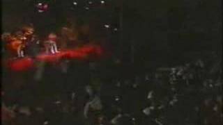 Haris Alexiou  Ti glyko na s agapoun live 2002 [upl. by Halyhs]