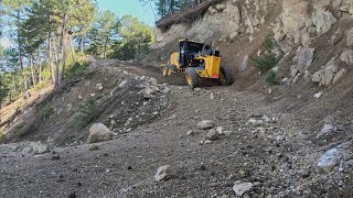 How Does John Deere 670 GP Grader Work on Dangerous Rocky and Narrow Roadsjohndeere motorgrader [upl. by Nilyak]