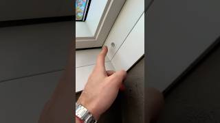 Wozu dieses Loch am Fenster😨🧼 fenster haushalt funktion gutzuwissen putzen tricks geheim [upl. by Nonnad]