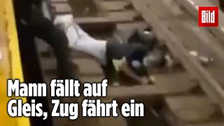 Mann fällt bewusstlos auf Schienen in UBahnhof – kurz bevor der Zug kommt [upl. by Eelatsyrc]