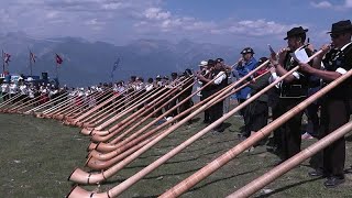 100 der besten der Welt beim AlphornFestival von Nendaz in der Schweiz [upl. by Pritchett]