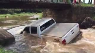 Increíble cómo una camioneta Hilux logra atravesar aguas profundas [upl. by Sarilda550]