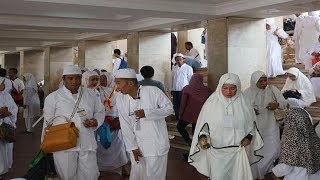 22 Jemaah Laporkan Abu Tour Solo karena Tak Kunjung Diberangkatkan [upl. by Lyrred416]