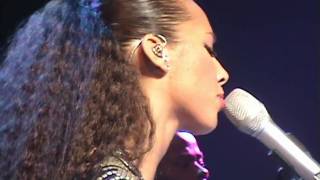 ALICIA KEYS  Empire State of Mind Part II Live in Madrid [upl. by Aehcsrop]