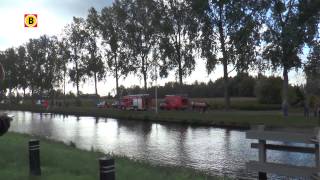 Brandweer haalt de man en zijn twee kinderen uit het water bij Erp [upl. by Akemahs31]