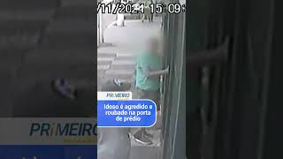 Idoso é agredido e roubado na porta de prédio [upl. by Enneicul]