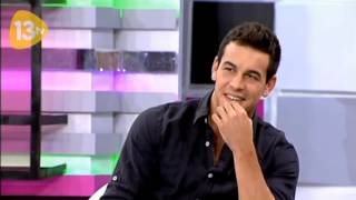 Mario Casas sorprendido por una fan [upl. by Ennahtur]