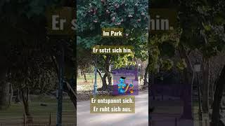 Im Park er setzt sich hin er entspannt sich er ruht sich aus setzen sitzen sich hinsetzen Ver [upl. by Einahpet]