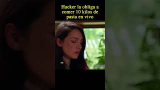 🤮Hacker la obliga a comer 10k pasta en vivio o revelara su secreto pelicula movie [upl. by Kaden]