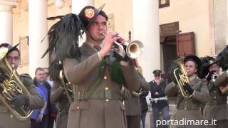 Un due tre arrivano i bersaglie La fanfara dei bersaglieri in piazza Salandra a Nardò LE [upl. by Alieka]