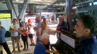 Comme facette mammeta  Piano Stazione Napoli Centrale  Juli 2016 [upl. by Nirrol]