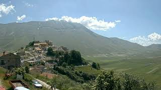 Castelluccio di Norcia ha di nuovo la sua webcam  il primo timelapse fonte Scenari Digitali [upl. by Ahsema564]