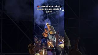 Geolier fa salire un bambino sul palco per cantare “P Secondigliano” [upl. by Nylessoj]