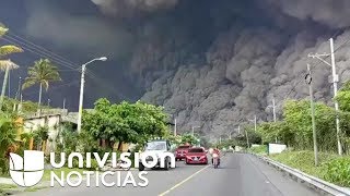 La gigantesca columna de cenizas que cubrió los cielos en Guatemala tras la erupción del volcán de F [upl. by Dory]