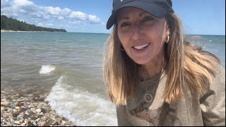 ROCKHOUNDING WITH KELLY amp FARRAH LAKE HURON MICHIGAN GREAT FINDS NORTHERN LIGHTS DONNA [upl. by Alaehs]