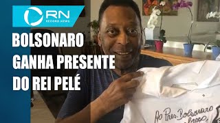 Bolsonaro ganha presente personalizado do Pelé [upl. by Tana]