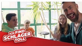 Schlagerkids  Fußball ist unser Leben Offizielles Musikvideo ft Bürger Lars Dietrich [upl. by Milli349]