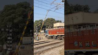 People are not letting the railgate close 😱🛤️🚆 Indian Railways🇮🇳🚉 indian railgate shorts [upl. by Merari]