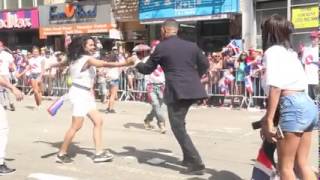 Uniformado bailando salsa parada dominicana [upl. by Paehpos]