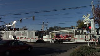 Royal Oaks Drive Grade Crossing Sacramento Light Rail Blue Line Outbound Sacramento CA [upl. by Southard506]