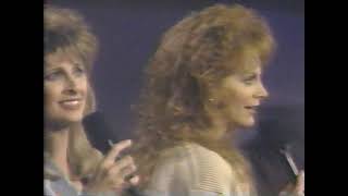 1993 Reba McEntire amp Linda Davis Perform [upl. by Avraham]