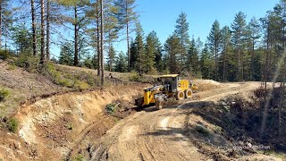 Deere 670 GP Grader Cuts and Levels Slopes johndeere grader deere [upl. by Otreblig]