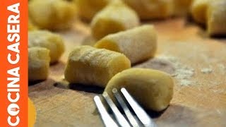 Cómo hacer ñoquis caseros de patata Recetas Italianas [upl. by Iliak]