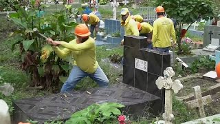 Bukele envía reclusos a destruir tumbas de pandilleros en el día de Todos los Santos [upl. by Yleen681]